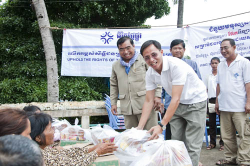 LWD distributes food, water purifiers to flood victims in Kampong Chhnang