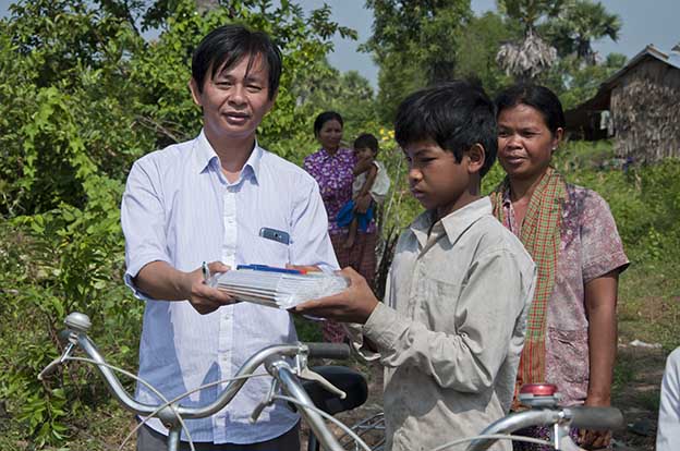 Rural poor students receive education support from Cambodian journalist
