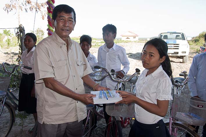 Former LWD Staff donates bicycles to poor students in rural areas