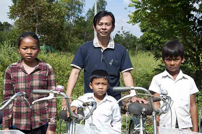 Well-known Cambodian journalist, his friend donate more bicycles to poor students in rural area